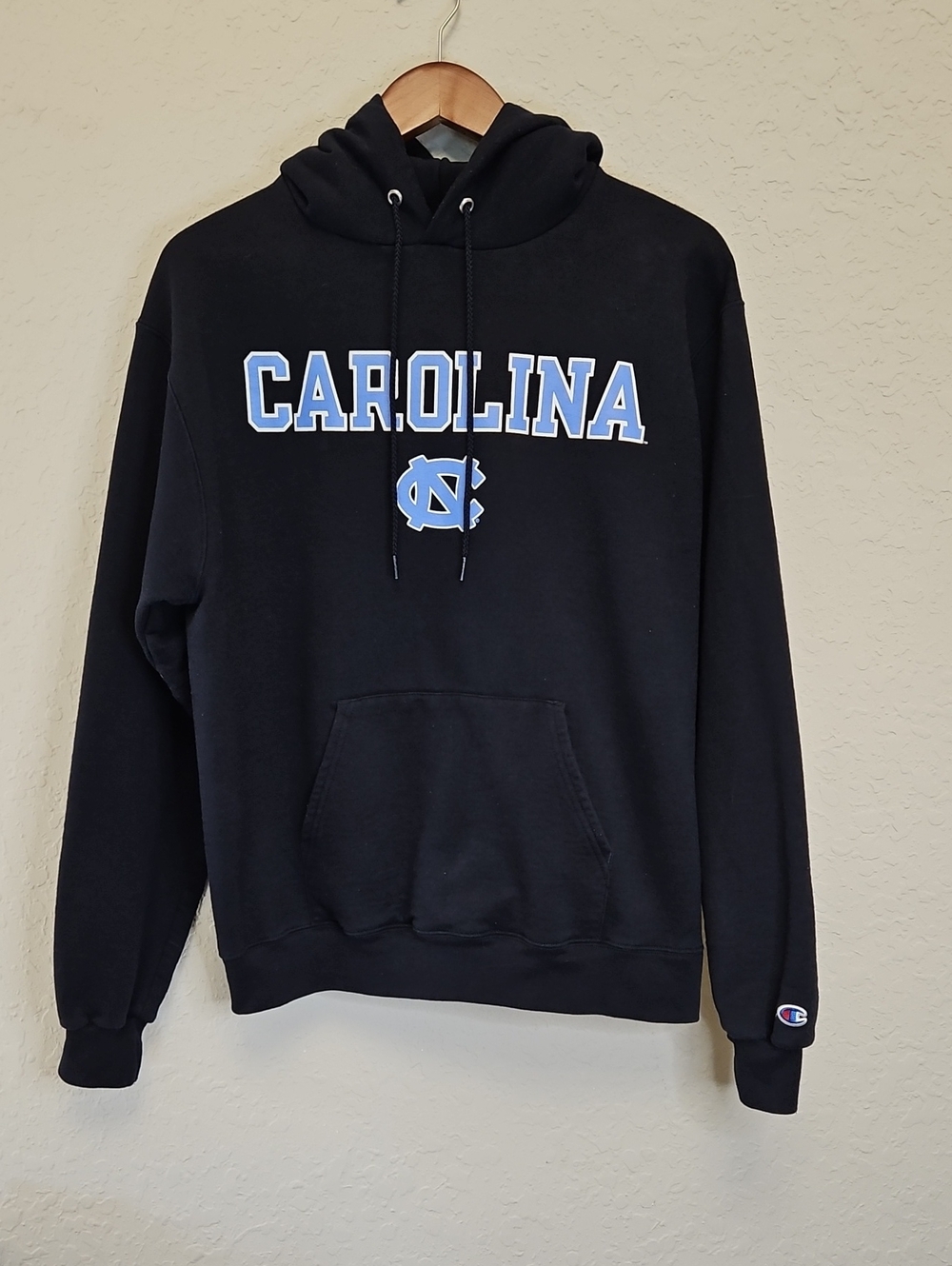 Champion UNC Carolina Pullover Hoodie - Size Medium